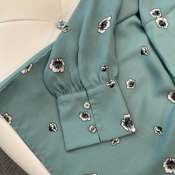 Ann Taylor Factory Floral Green Top - Picture 4 of 5